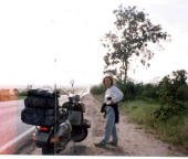 Chris na estrada BR116, nas próximidades da chapada de Diamantina