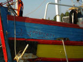 detalhe da proa do prosperity, veja que tem um degrau para sair ou entrar no barco, que  dde bandeira inglesa, os encontrei em Gouvia, Kerkira/GR, agosto de 2008.