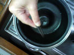 use um parafuso auto atarrachante ou um verruma para colocar ou tirar a forma de pudim na panela de presso!! 