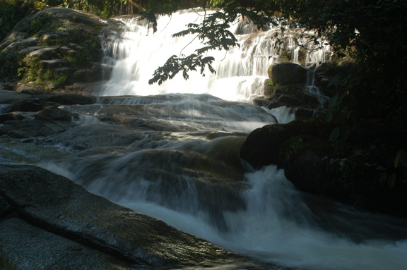 acm3.jpg - Cachoeira da Pedra Branca ou do Engenho. Na alta temporada funciona um restaurante na beira d'água.
