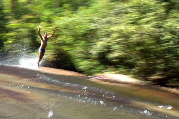 acm4.jpg - Surfe de pedra na Cachoeira da Penha, ou Tobogã como os locais a chamam.