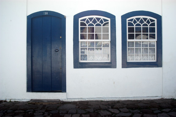 porta4.jpg - Nas portas e paredes prevalecem as cores maçônicas: branco e azul