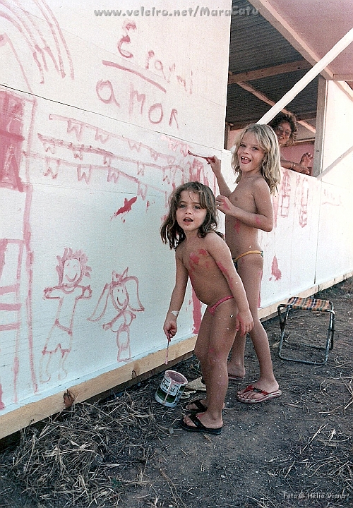 Const011a.jpg - As filhas de Roberto e Lurdes se divertem decorando as paredes do almoxarifado. Carla, a lourinha maior, hoje tem dois filhos, o mais velho com seis anos. O tempo passa