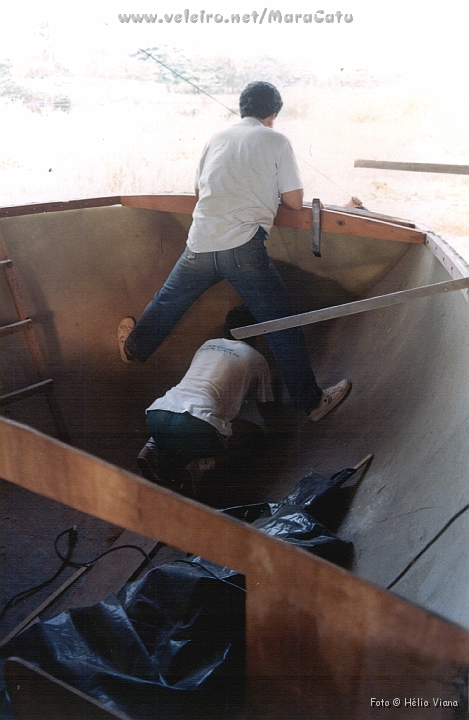 Const072.jpg - Roberto e Ivan se especializaram na instalao do telescpio do leme, trabalho executado nos seis cascos.  um tubo de PVC de 4 polegadas que depois  laminado com 10 camadas de manta 450g